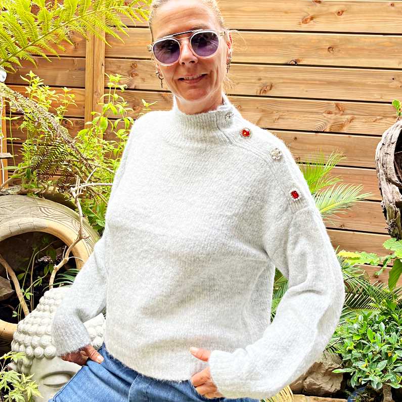 lebazaracaro_pull_bijoux_gris_clair