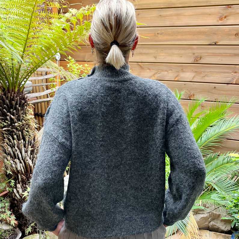 lebazaracaro_pull_gris_bijoux