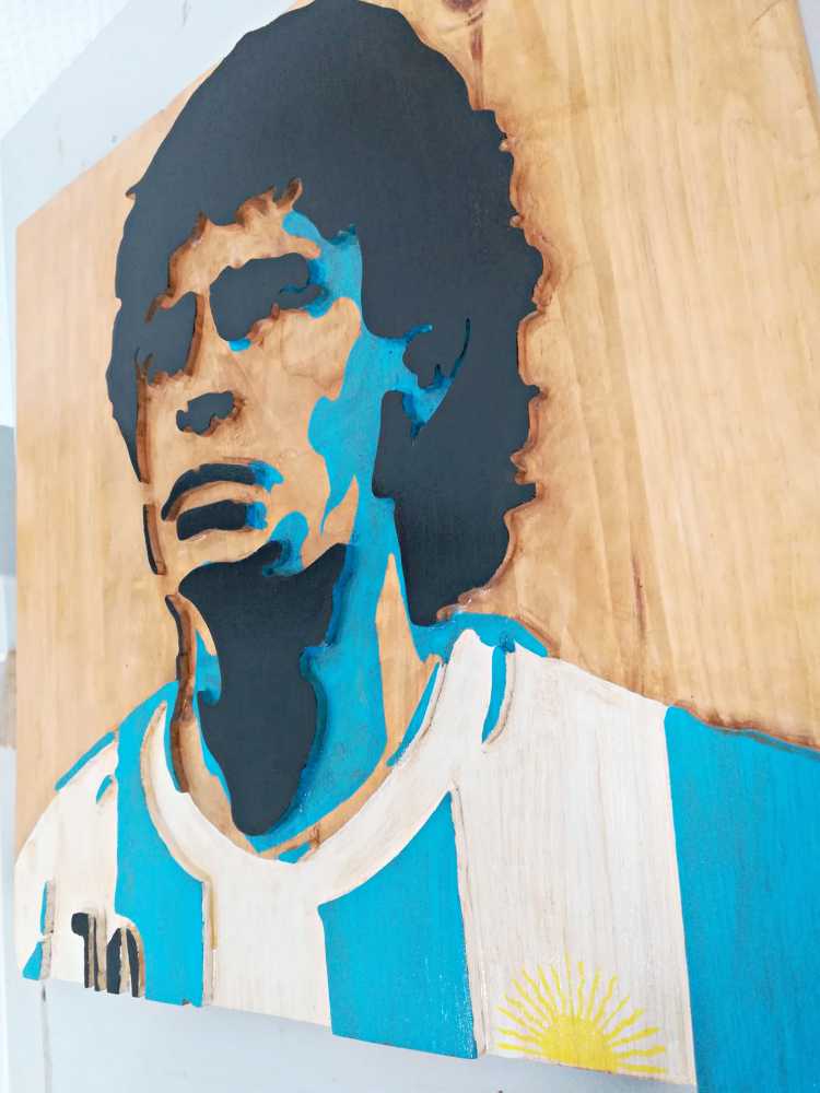 lebazaracaro-maradona_cadre_bois