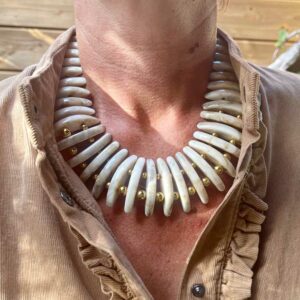 lebazaracaro_collier_dents_beige