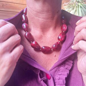 lebazaracaro_collier_éclat_carmin_bordeaux